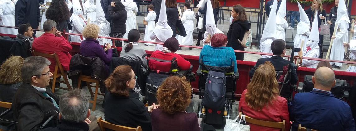 fotografía personas con discapacidad viendo procesión de la Semana Santa de Sevilla