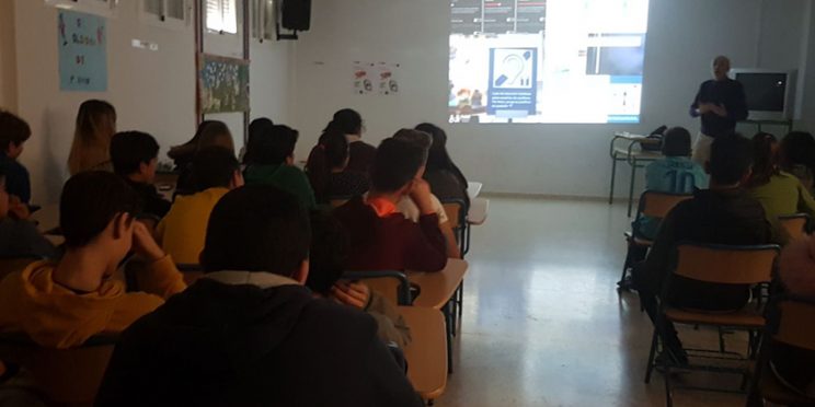 fotografía asistentes charla concienciación CEIP Miguel Hernández de Manzanilla (Huelva)