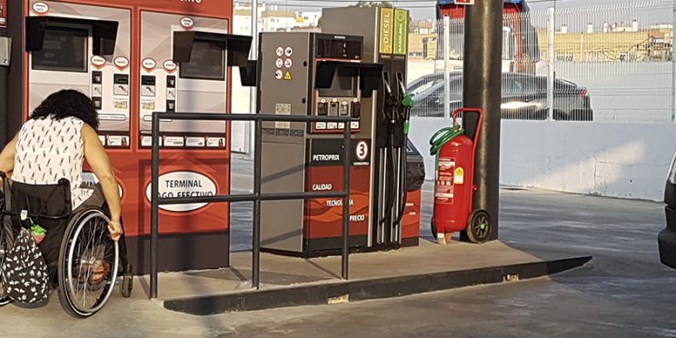 fotografía persona con discapacidad en una gasolinera desatendida