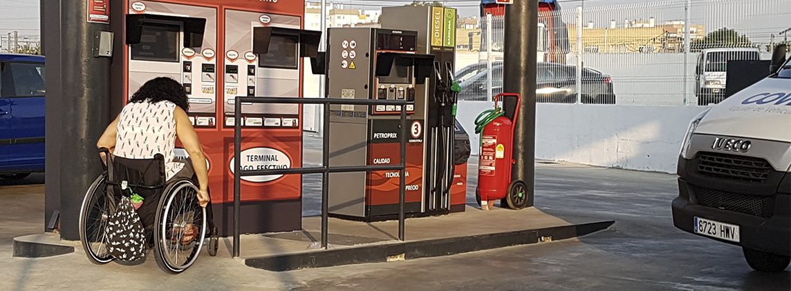 fotografía persona con discapacidad en una gasolinera desatendida