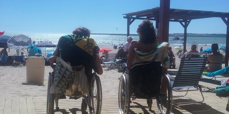 Fotografía personas con discapacidad en la playa de Valdelagrana