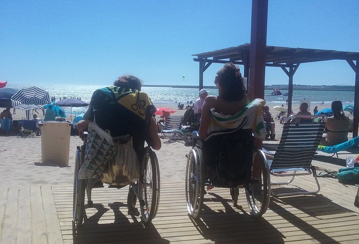 Fotografía personas con discapacidad en la playa de Valdelagrana