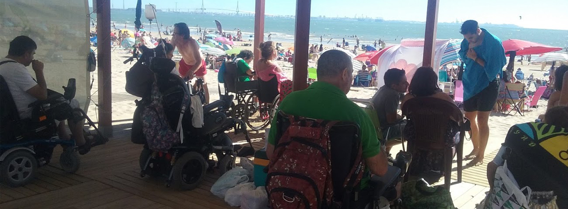fotografía participantes en la salida a la playa de Valdelagrana