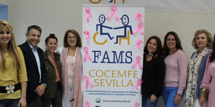 Fotografía personal FAMS COCEMFE Sevilla posando para la campaña del día conmemorativo del cáncer de mama
