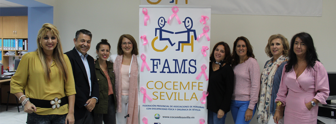 Fotografía personal FAMS COCEMFE Sevilla posando para la campaña del día conmemorativo del cáncer de mama