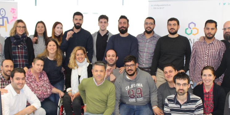 Fotografía personal GuadalTech y FAMS COCEMFE Sevilla posando para campaña del día conmemorativo del cáncer de mama 2018