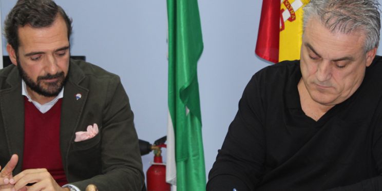 fotografía representantes en la firma del convenio entre Remax y FAMS COCEMFE Sevilla
