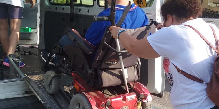 fotografía servicio transporte adaptado de COCEMFE Sevilla