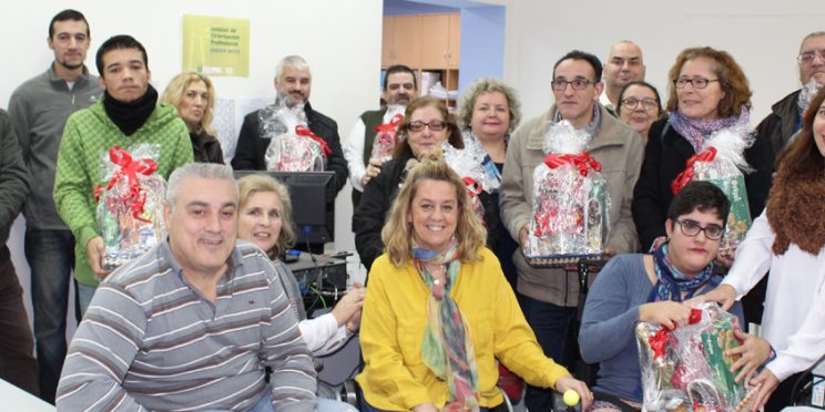 fotografia reparto de cestas demandantes de empleo