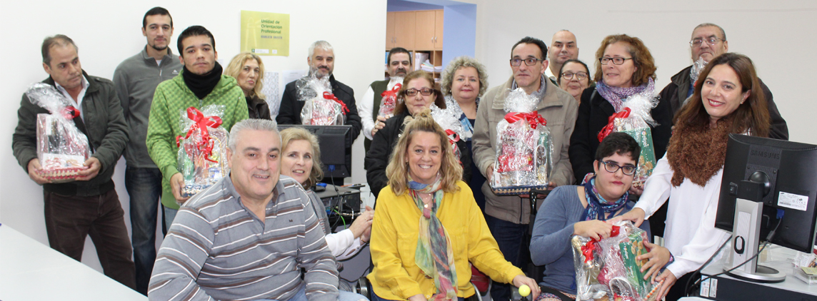 fotografia reparto de cestas demandantes de empleo