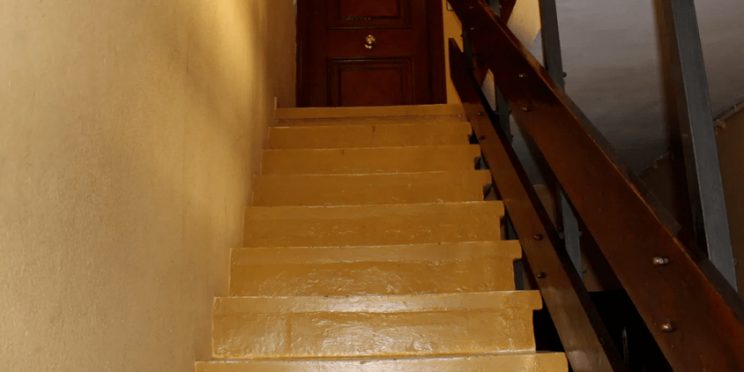 Fotografía interior escaleras de un edificio no accesible