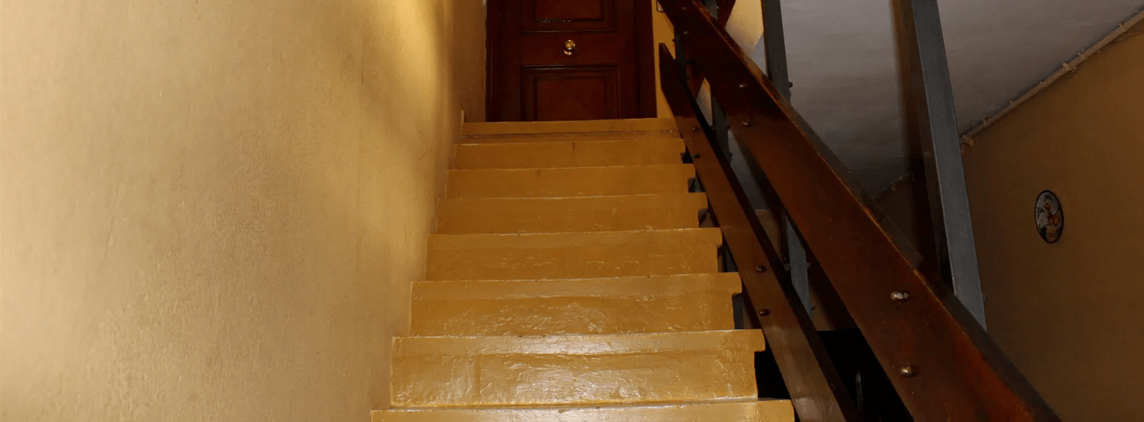 Fotografía interior escaleras de un edificio no accesible