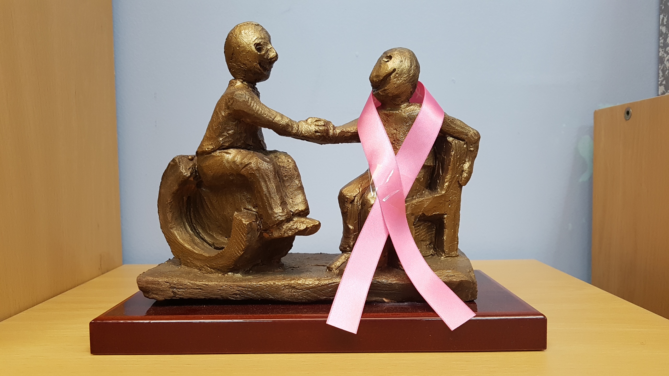 Fotografía Logotipo COCEMFE Sevilla lazo rosa