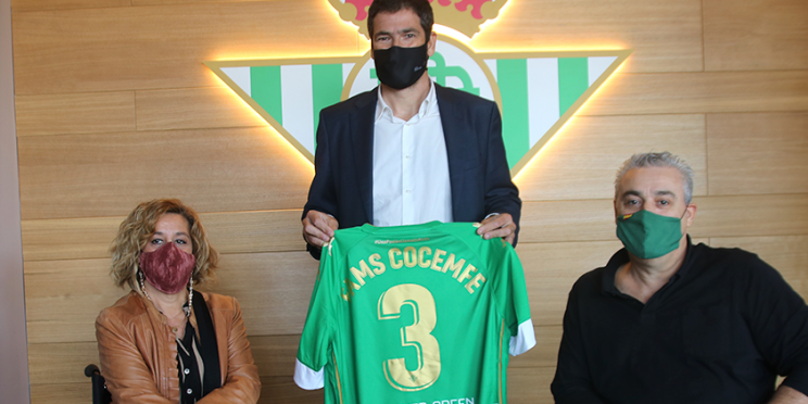 Fotografía Representantes de COCEMFE Sevilla y Real Betis Balompié