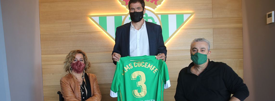 Fotografía Representantes de COCEMFE Sevilla y Real Betis Balompié