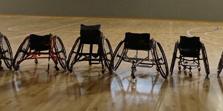Fotografía de sillas de baloncesto adaptado