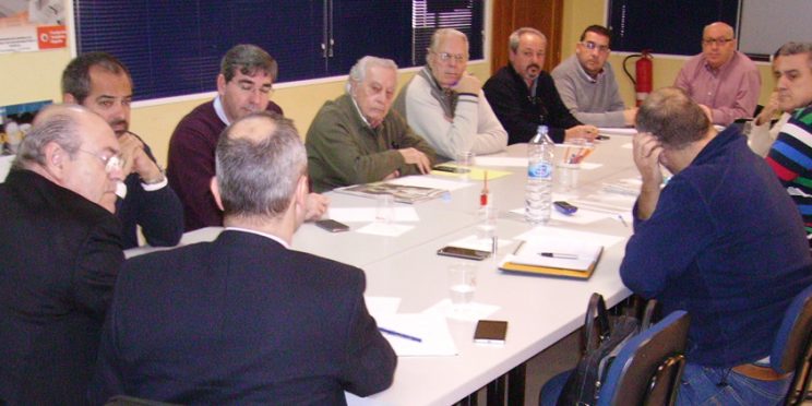fotografía asistentes mesa reunión gasolineras desatendidas