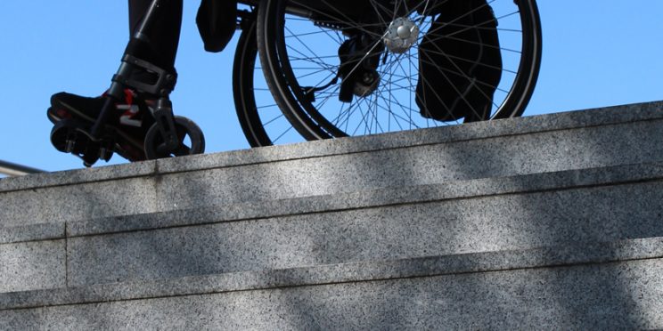 fotografía detalle silla de ruedas escaleras