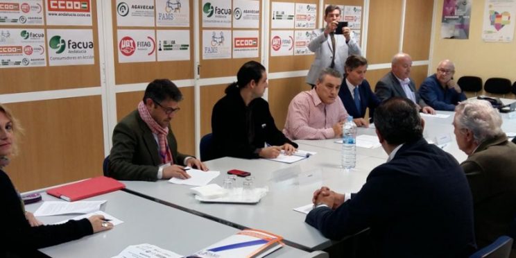 fotografía firma del manifiesto contra las gasolineras desatendidas
