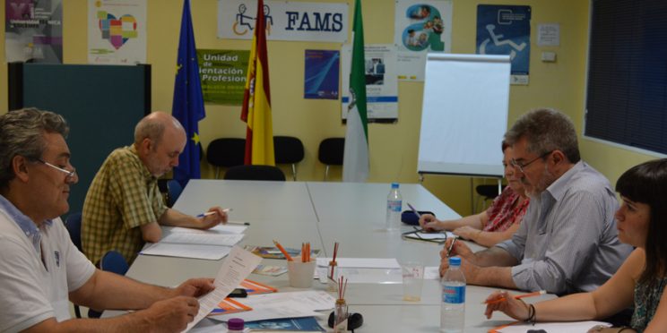 fotografía miembros de la mesa sobre accesibilidad reunidos