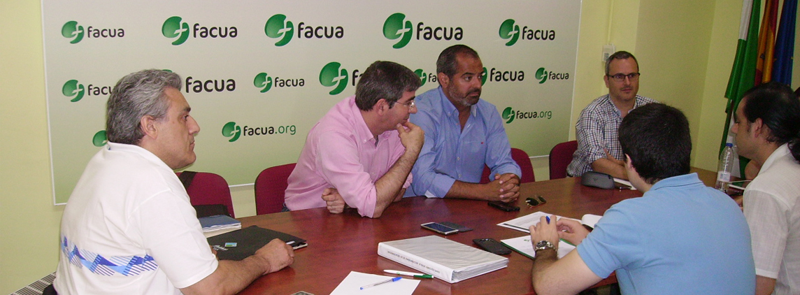 fotografía momento del desarrollo de la reunión en la sede de Facua