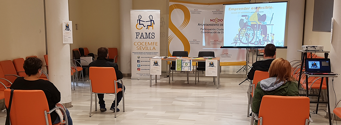 Fotografía beneficiarios/as del programa de empleo Actíva-t durante un taller sobre emprender