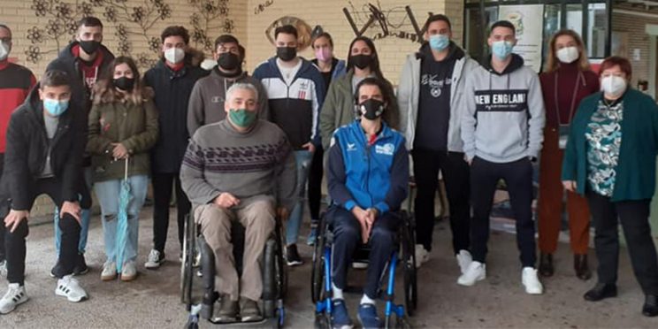 Fotografía Alumnado del IES El Arenal, personal de COCEMFE Sevilla y BSR Vistazul