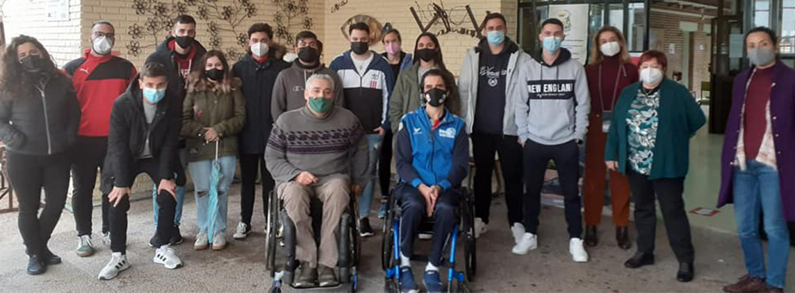 Fotografía Alumnado del IES El Arenal, personal de COCEMFE Sevilla y BSR Vistazul
