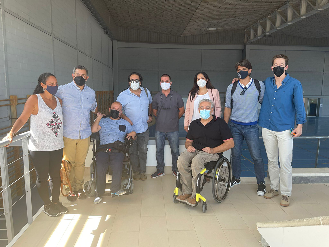 Fotografía grupo visita instalaciones CEU