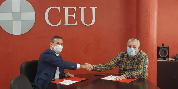 Fotografía firma convenio CEU