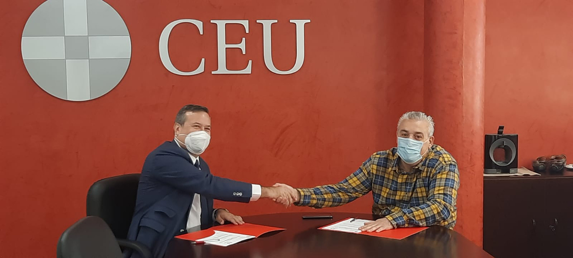 Fotografía firma convenio CEU