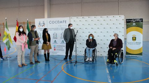 Fotografía Inauguración Protagonistas. Nieves Márquez, tesorera y Juan José Lara, presidente de COCEMFE Sevilla