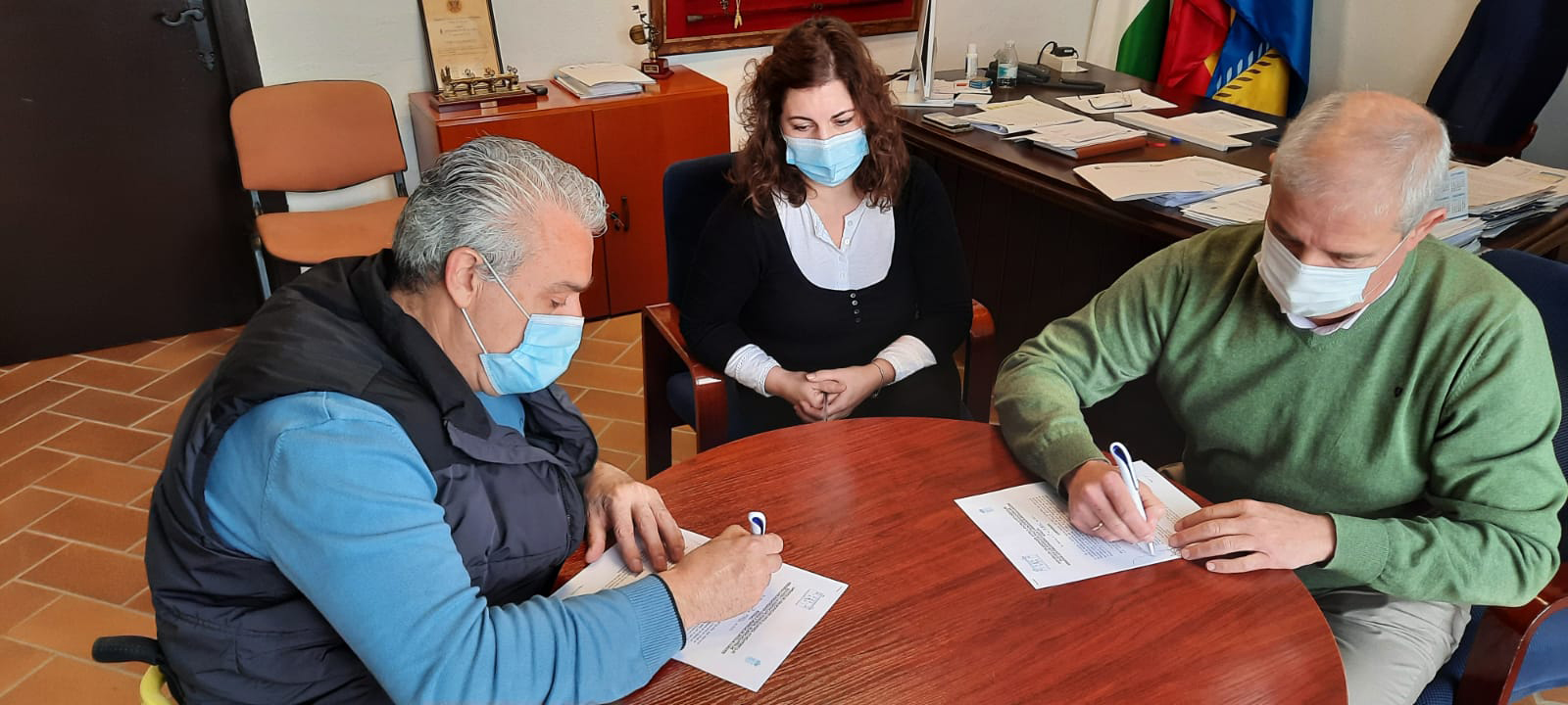 Fotografía firma convenio Ayuntamiento de Olivares