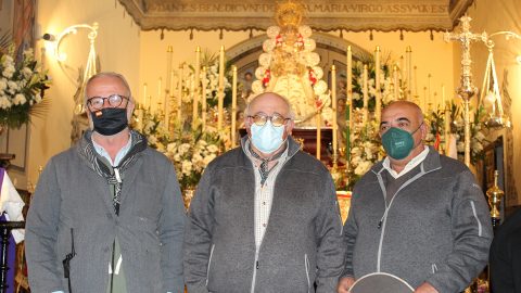 Fotografía Miembros Asociación Cultural Patén junnto a la Virgen del Rocío