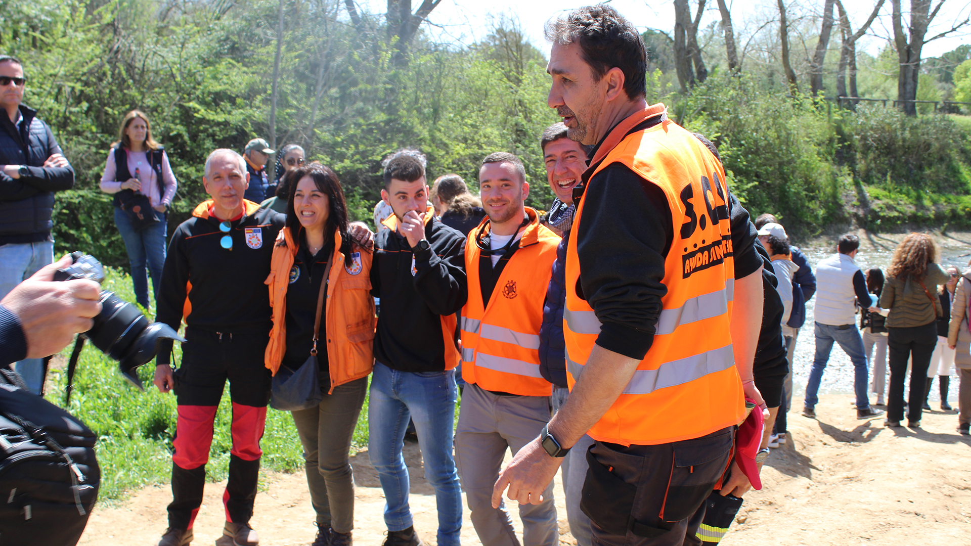 Fotografía Miembros de SOS Ayuda Sin Fronteras y Juan Marín