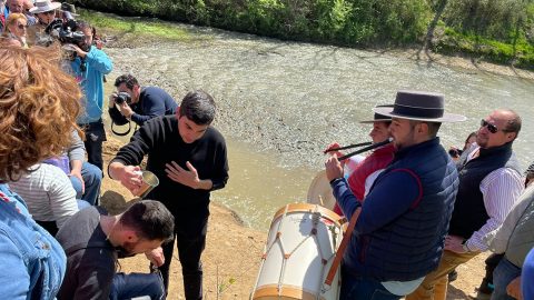 Fotografía de los Tamborileros en el bautizo en el río Quema