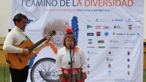 Fotografía Tino Cabello y cantante espontánea en el I Camino de la Diversidad