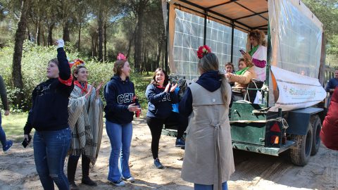 Fotografía Voluntarias CEU bailando