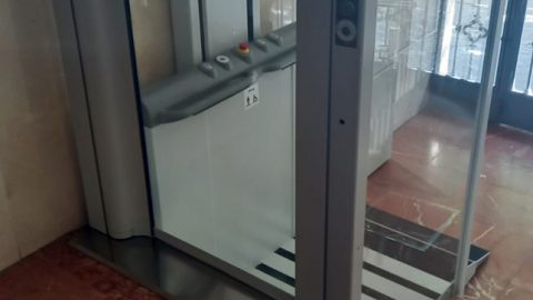 Fotografía ascensor salvaescaleras accesibilidad