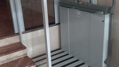 Fotografía ascensor salvaescaleras accesibilidad