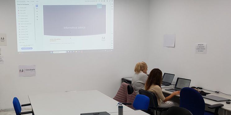 Fotografías asistentes taller informática básica