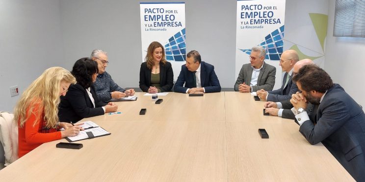 Fotografía Ayuntamiento La Rinconada Pacto de empleo