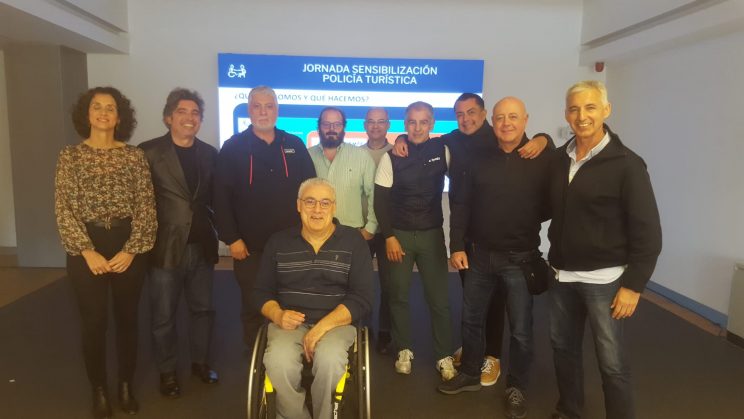 Fotografía participantes de la Policía Turística y personal de la Oficina de Turismo en la formación en accesibilidad