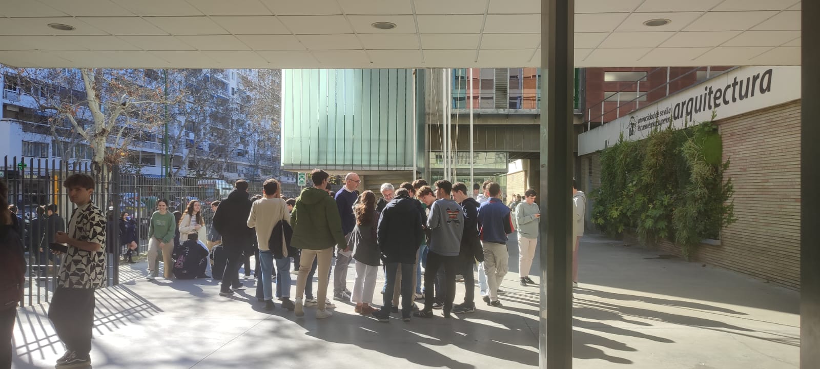 Fotografía participantes en la ETSA de la jornada de puertas abiertas