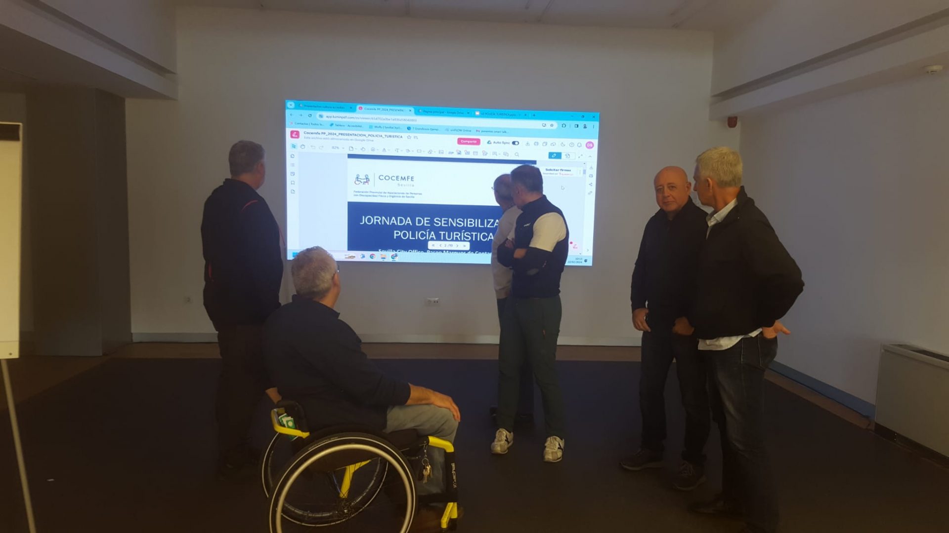 Fotografía participantes de la Policía Turística y personal de la Oficina de Turismo en la formación en accesibilidad