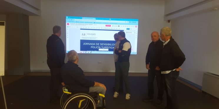 Fotografía participantes de la Policía Turística y personal de la Oficina de Turismo en la formación en accesibilidad