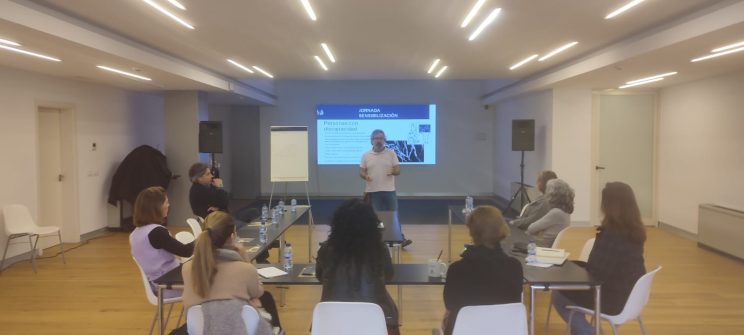Fotografía participantes de la Policía Turística y personal de la Oficina de Turismo en la formación en accesibilidad