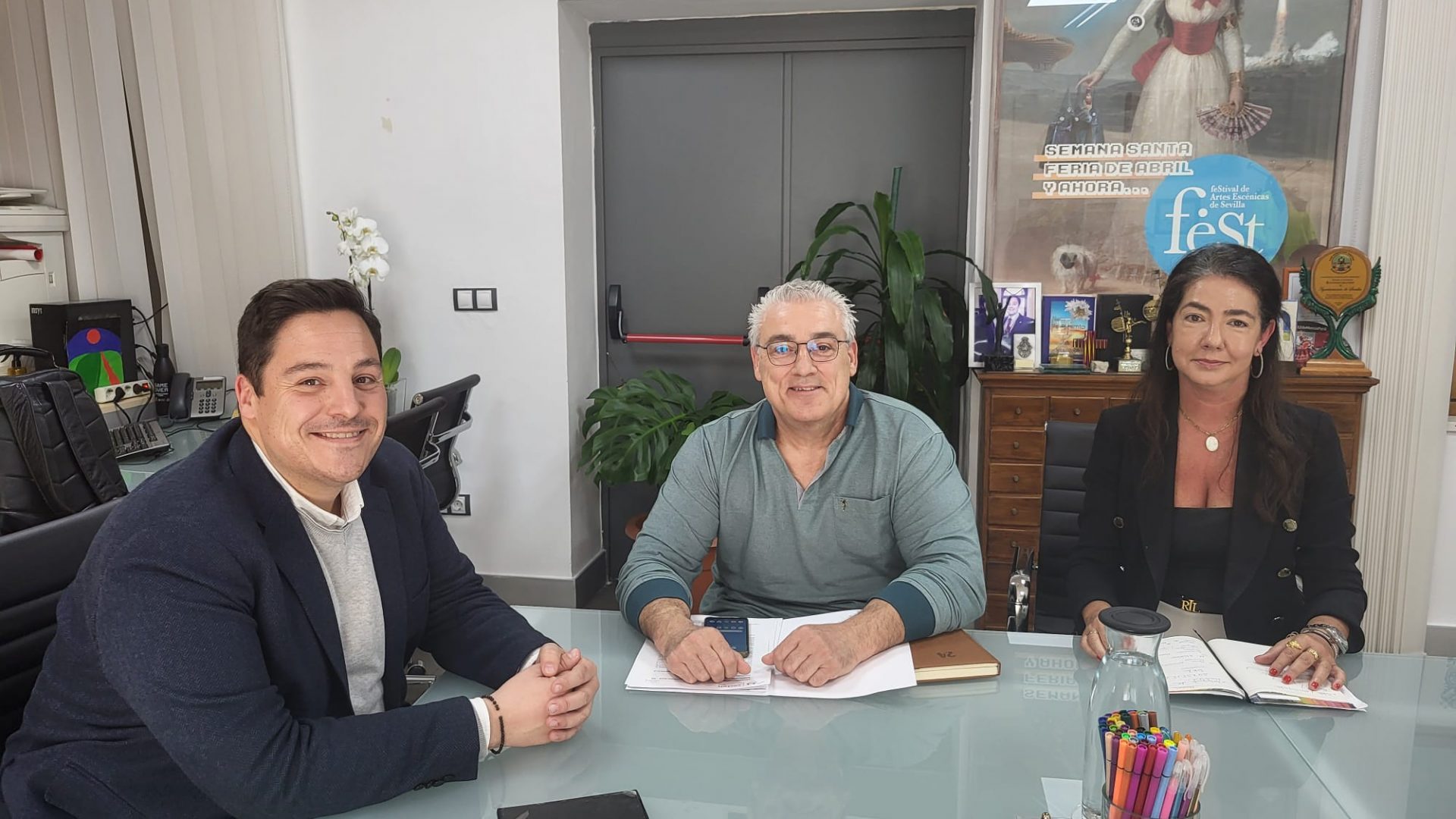 Fotografía participantes de la reunión con el concejal de Barrios del Ayuntamiento de Sevilla
