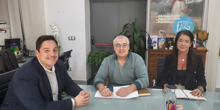 Fotografía participantes de la reunión con el concejal de Barrios del Ayuntamiento de Sevilla