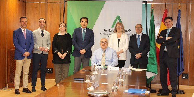 Fotografía participantes en la firma del convenio Junta de Andalucía-COCEMFE Sevilla para tareas socioeducativas de menores